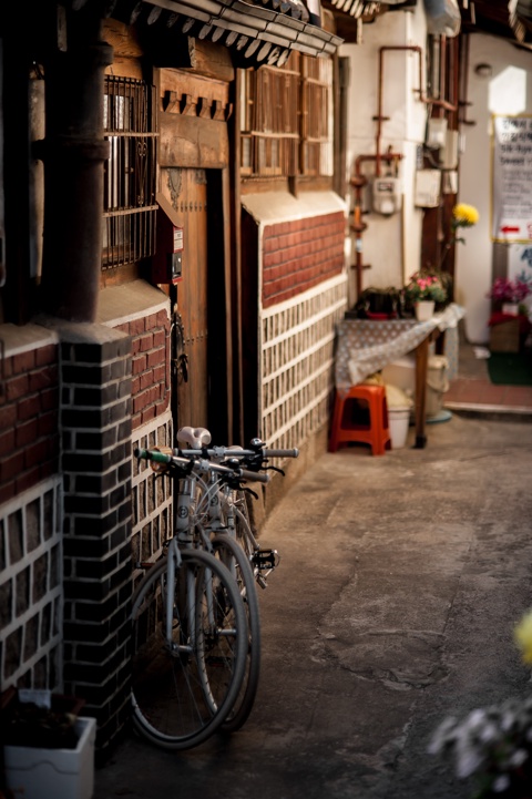 bike_on_the_street_in_bukchon_hanok_village